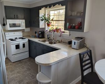 Charming 2-bedroom country house with AC, WiFi in Lenoir - Lenoir - Kitchen