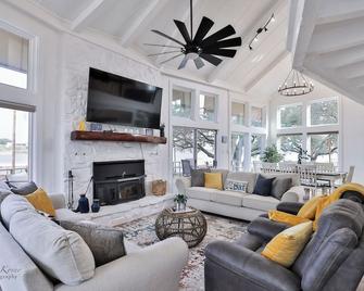 Shady Oaks Lake Coleman Retreat - Coleman - Living room