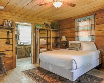 Charming riverfront 2-bedroom cabin in enchanting Dubois with WiFi - Dubois - Спальня