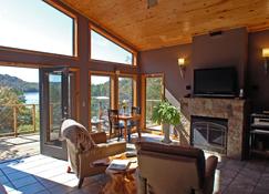 Beaver Lakefront Cabins - Couples Only Getaways - Eureka Springs - Wohnzimmer