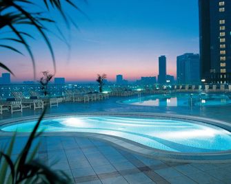 Corniche Hotel Sharjah - Sharjah - Pileta