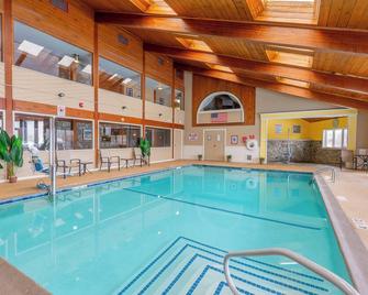 Fireside Inn & Suites Gilford - Gilford - Pool
