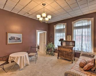 Pet-Friendly Apt 2 Blocks to Riverside Park! - Yankton - Obývací pokoj
