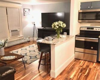 Ritchie’s Titletown Executive Suites: Bachelor’s Den - Green Bay - Kitchen