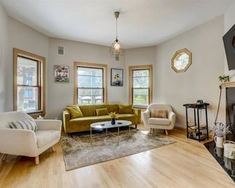 Contemporary Upper East Side 4BR unit+office loft+garage near beaches/lakefront! - Milwaukee - Salon