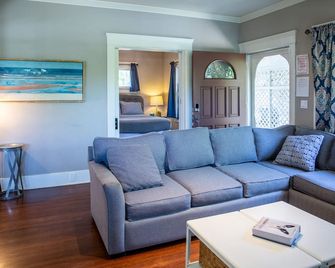 The Best House. 1 mile to Disneyland with a pool, hot tub, and game room. - Anaheim - Living room