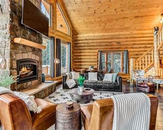 Mountain Gem Lodge 3 Acres Hot Tub 0 Cleaning Fee Pet Friendly Garage - Fairplay - Living room