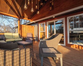 Acres of Life: Escape to a unique country retreat & tranquil farmhouse getaway. - Fontana - Balcón