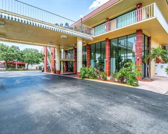 Quality Inn & Suites at Tropicana Field - St. Petersburg - Building