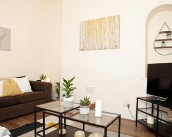 Logie Baird Apartment - Helensburgh - Living room