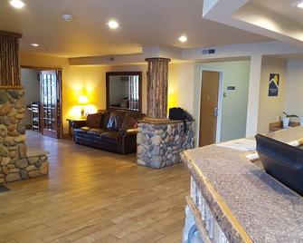Microtel Inn & Suites by Wyndham Bozeman - Bozeman - Living room