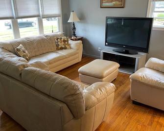 Entire home in the heart of Pulaski! - Pulaski - Living room