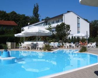 Hotel Park Eden - Bad Bellingen - Piscina