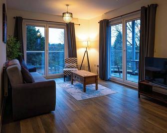 Spacious 2 Bedroom Apartment in Crawley - Crawley - Living room