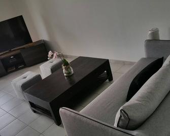 Apt 50m2 Avec Balcon Tout Equipe Proche - Pernes-les-Fontaines - Eetruimte