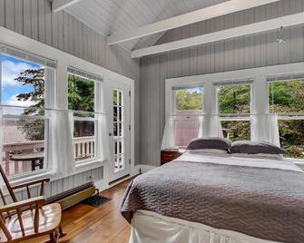 Sprawling Historic Inn With Lake Frontage! 30% off 3 or more nights! Snow!! - Findley Lake - Bedroom