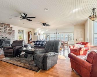 Port Lucy - Family Home w/ Direct Access to Bay! - Northport - Sala de estar