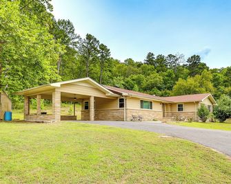 Mt Ida Home with Patio 11 Mi to Lake Ouachita! - Mount Ida - Edificio