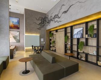 Studios Próximo a Av Paulista com Piscina no Rooftop e Sauna - Sao Paulo - Living room