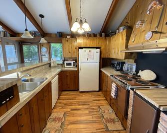 Sleeping Bear Cub Cottages - Two houses directly on Little Traverse Lake! - Maple City - Kitchen