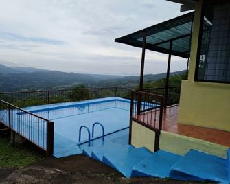 Orange Hill, is a small farm dedicated to maintaining its natural forest - Atenas - Басейн