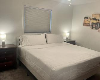 Easy Access to Trails-- Centrally Located Lower Hillside 3 BR. - Anchorage - Bedroom