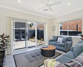 Accommodation Hunter - Adams Street Maitland - Maitland - Living room