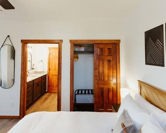 Brand New Queen Studio Suite with Full Kitchen and Washer/Dryer in the Heart of Kalispell, MT - Kalispell - Habitación