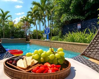 Themed Glow Villa - 4K Cinema - Heated Pool & Spa - Lake - Sleeps 12 - Miami