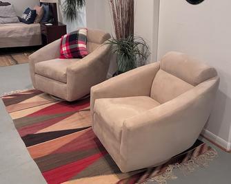 Daylight Basement Studio - Salem - Living room