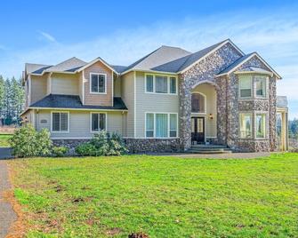 Huge home on 10 acres with Hot tub/Sauna & Privacy - Washougal - Building