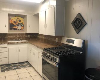 ACU area- Roomy Home close to ACU great for short term or long term. - Abilene - Kitchen