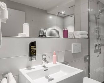 Coffee Fellows Hotel Siegburg West - Siegburg - Bathroom