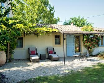 Chambres d'Hotes Domaine des Machottes - Grans - Innenhof