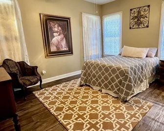 Garden Cottage in the city. Pet friendly! - West Monroe - Спальня