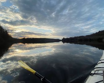 Riverside Cabin@GatineauPark near NordikSpa, waterfront w SUP & kayaks! - Chelsea