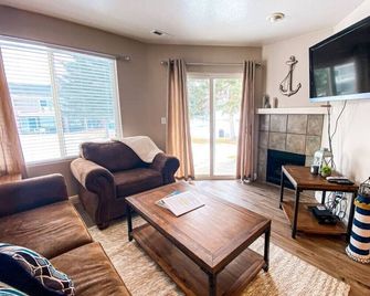14-Plex Condo #114 Ground level, close to seasonal pool & spa - Garden City - Living room