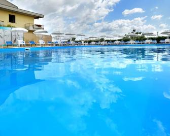 Hotel Ristorante Dante - Torgiano - Pool