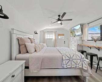 Magic Mountain 4 Bedroom 3 Bath Escape Modern Home - Santa Clarita - Bedroom