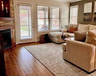 Walk to City Center! Private Elevator! Jubela's in-Town Living! - Helen - Living room