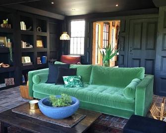 The Quonset - Large Unique Home 1 Mile To Beach - Tiverton - Living room