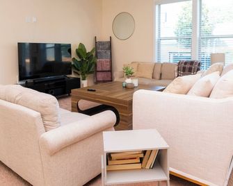 Charming 4-bedroom house with excellent location in Duluth, GA - Duluth - Sala de estar