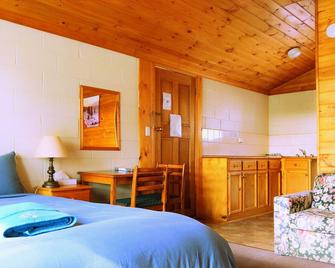 Twelve Apostles Motel & Country Retreat - Port Campbell - Living room