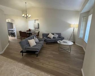 Oasis Hm near Rancho Vista- Shared Hm - Palmdale - Sala de estar