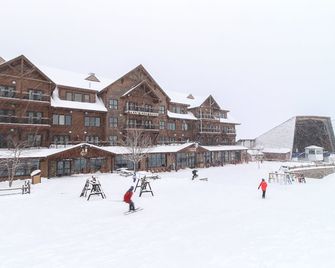 Ski-in/ski-out Jay Peak Resort condo near water park, ice skating, & hiking - Jay - Building