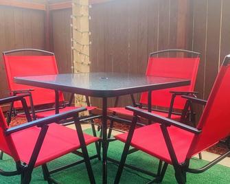 Charming studio with WiFi and AC in pleasant Upland - Upland - Dining room