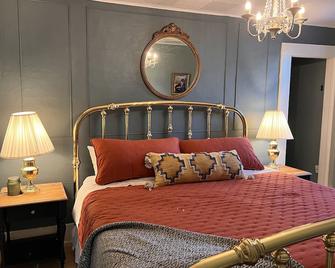 Pioneer Heritage Apt 3 Historic Downtown Ridgefield - Ridgefield - Bedroom