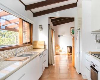 Family Paradise - Mollymook - Kitchen