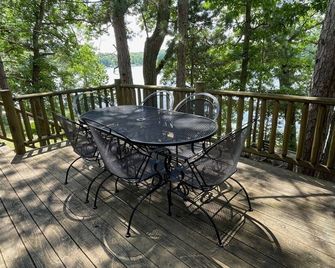 Beautiful 2 BR Lakefront Cabin on Long Lake, Harrison Mi - Harrison - Balcony