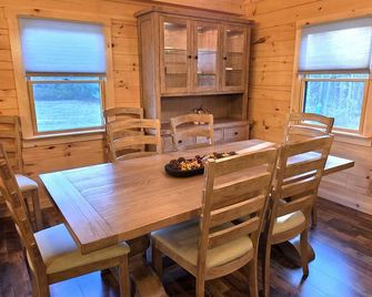 Brand New Log Home 3-bedroom / 2-bath minutes from Ski and Foliage! - Haverhill - Comedor